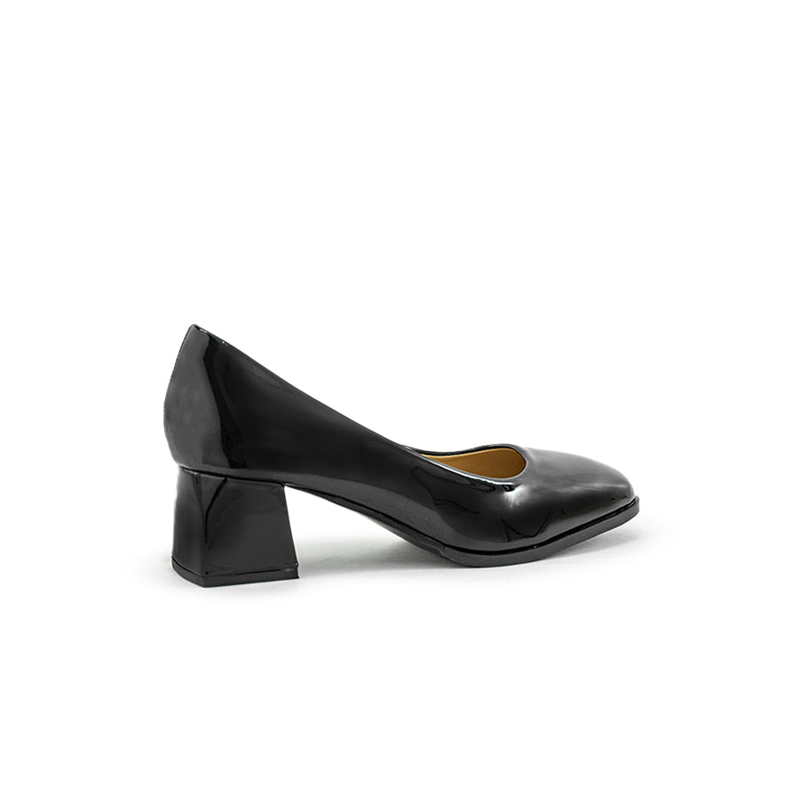 Mario D' boro LZ 29038 C92 Black patent leather pump with block heel. Square toe design. Low heel height.