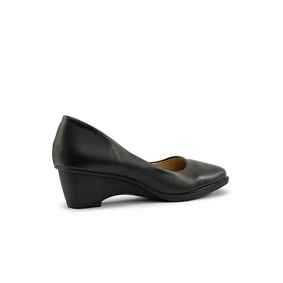 Mario D' boro Women's LZ 30129 C94 Black heel pump with smooth leather finish and rounded toe.