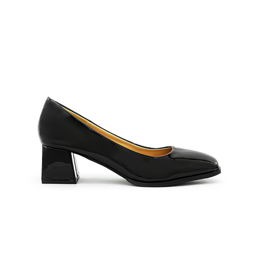 Mario D' boro LZ 29038 C92 Black patent leather pump with block heel. Square toe design. Low heel height.