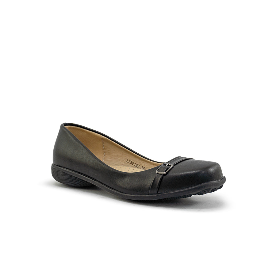 Mario D' boro LZ 30197 C92 Black women's flat shoe with buckle detail. Low heel, closed toe, smooth leather finish. Suitable for casual or office wear.