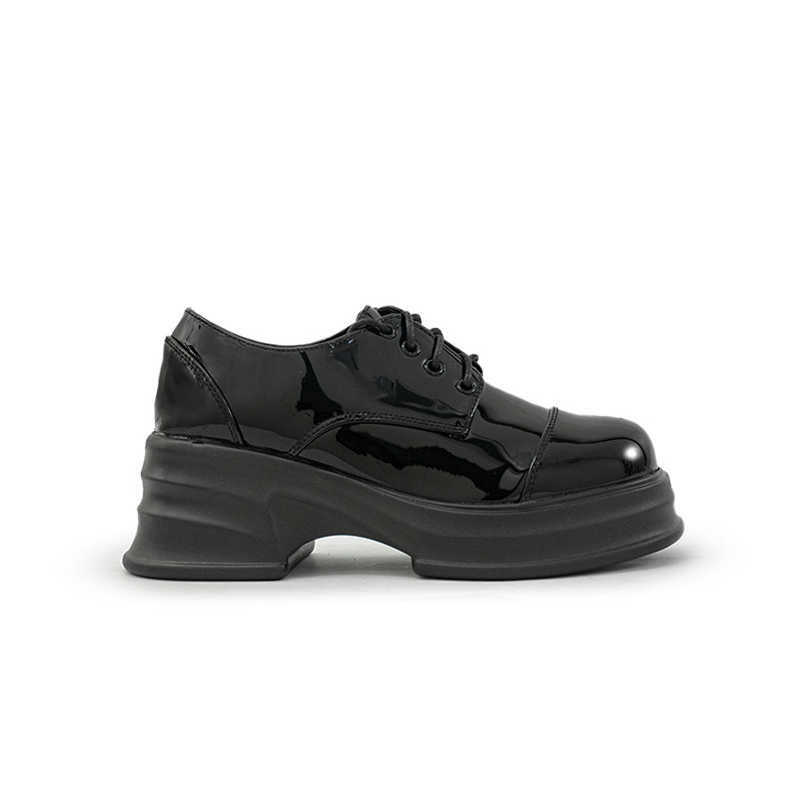 Mario D ' boro LY 25933 C90 Black patent leather platform oxford shoe with thick sole and lace-up design.