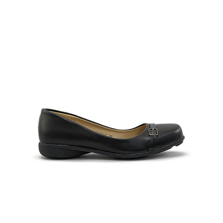 Mario D' boro LZ 30197 C92 Black women's flat shoe with buckle detail. Low heel, closed toe, smooth leather finish. Suitable for casual or office wear.
