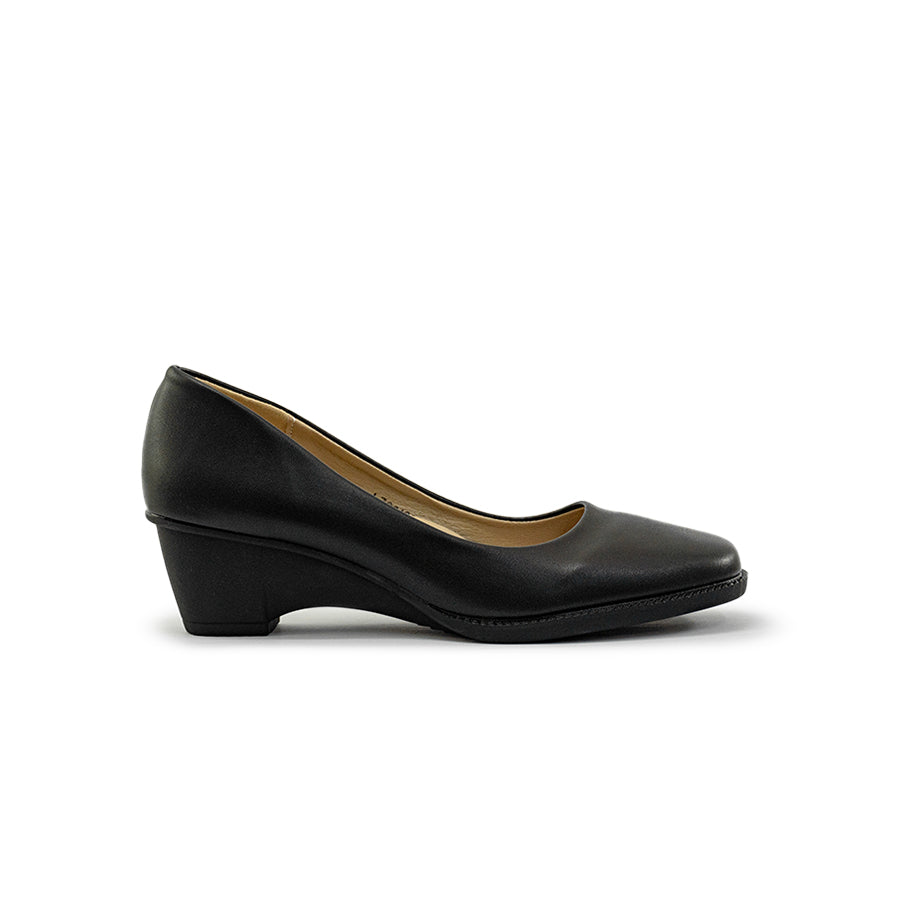 Mario D' boro Women's LZ 30129 C94 Black heel pump with smooth leather finish and rounded toe.